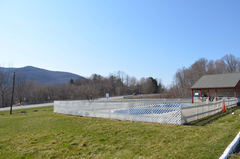 Ladd Brook Inn Pownal Exteriör bild